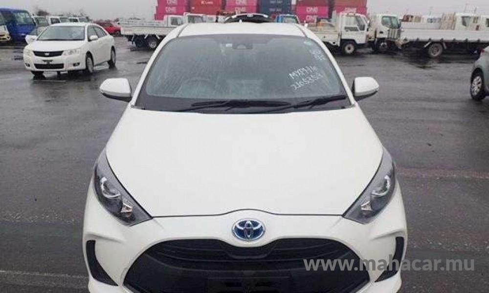 2022 Toyota Yaris Hybrid, White
