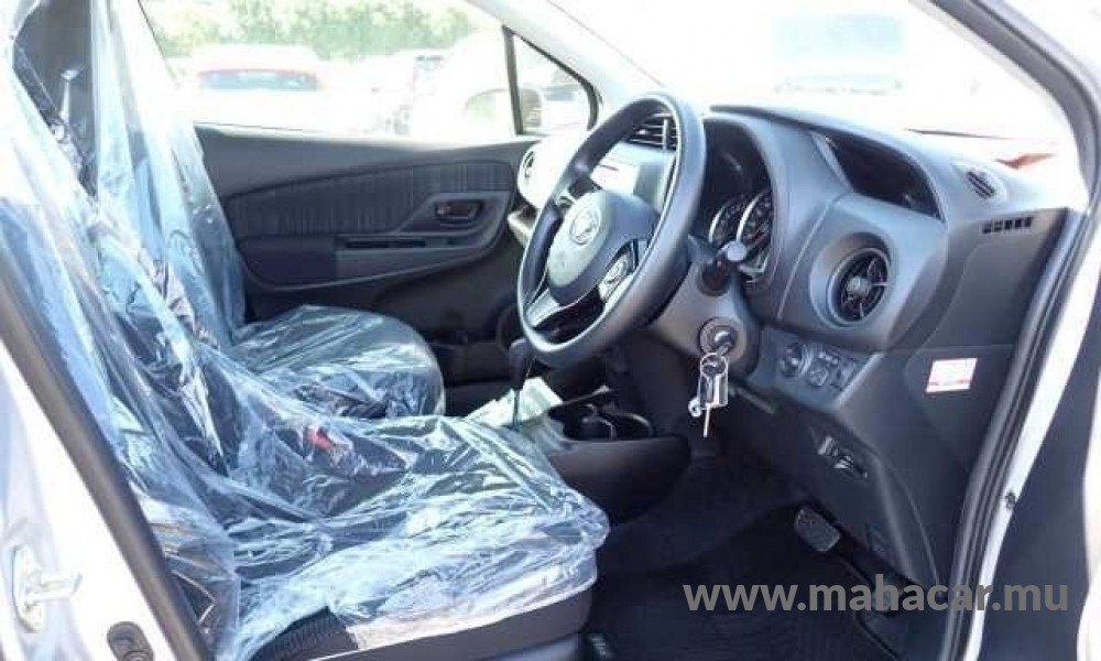 2019 Toyota Vitz photo 3
