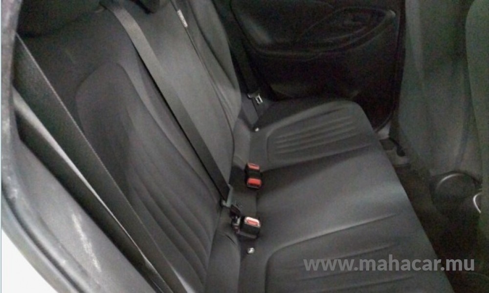 2022 Toyota Yaris Hybrid photo 2
