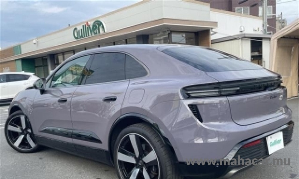 2025 Porsche Macan photo 3
