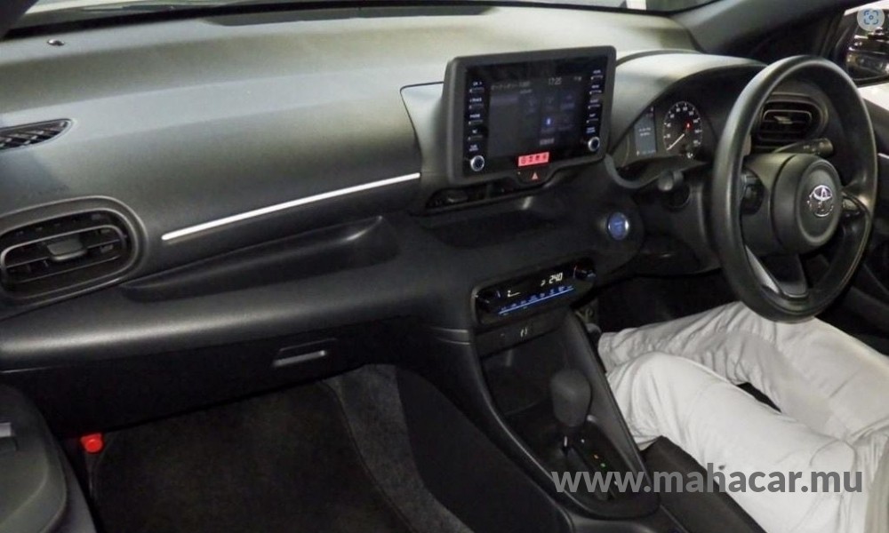 2022 Toyota Yaris photo 3