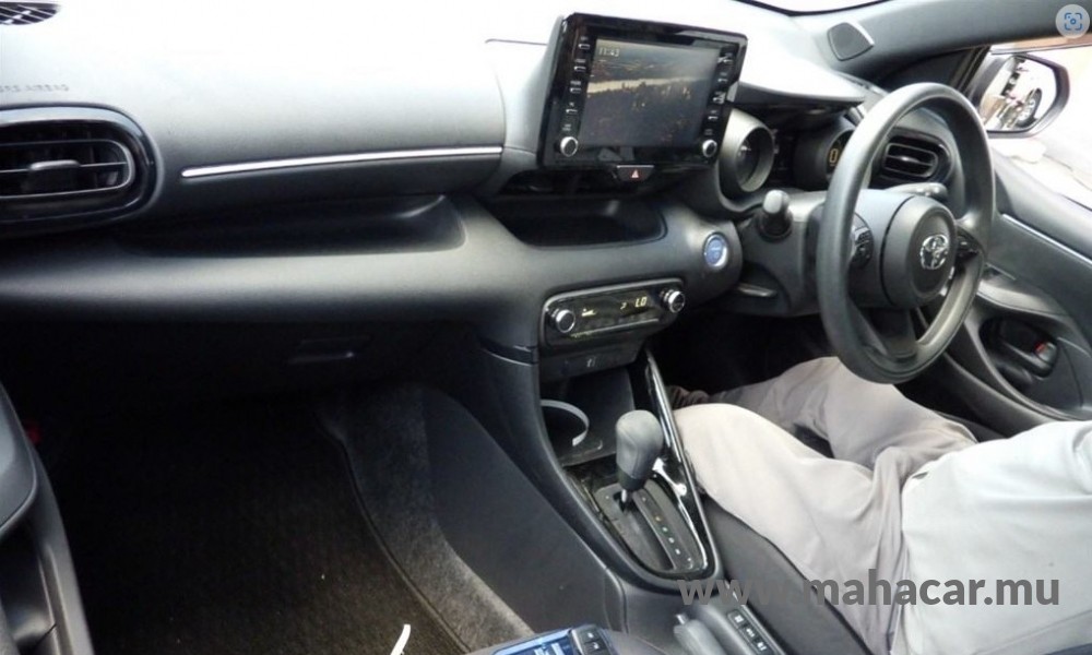 2021 Toyota Yaris photo 2