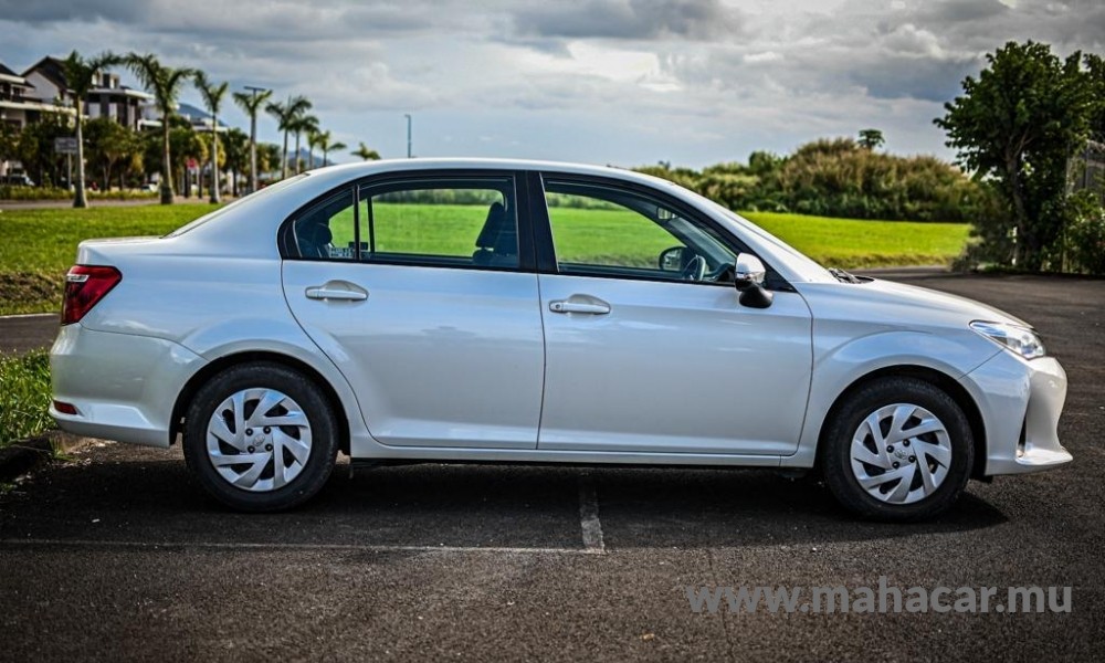 2019 Toyota Corolla Axio photo 3