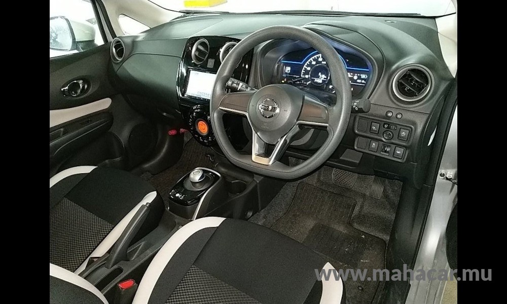 2018 Nissan NOTE E-POWER photo 3