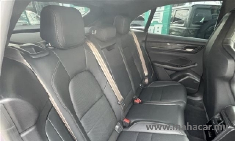 2025 Porsche Macan photo 11