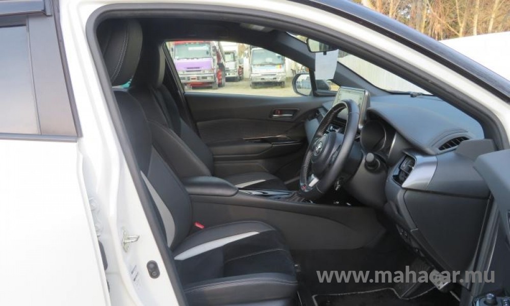 2020 Toyota CHR HYBRID photo 10