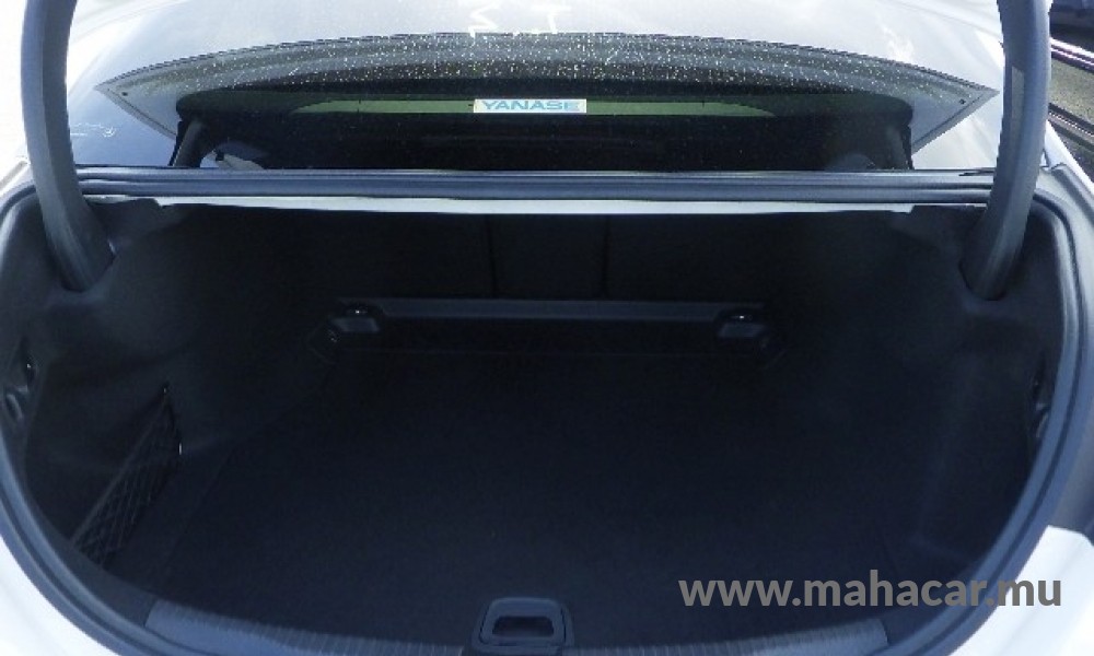 2024 Mercedes C200 photo 2