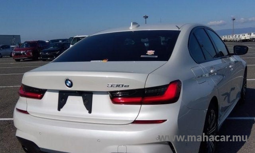 2021 BMW 330e photo 3