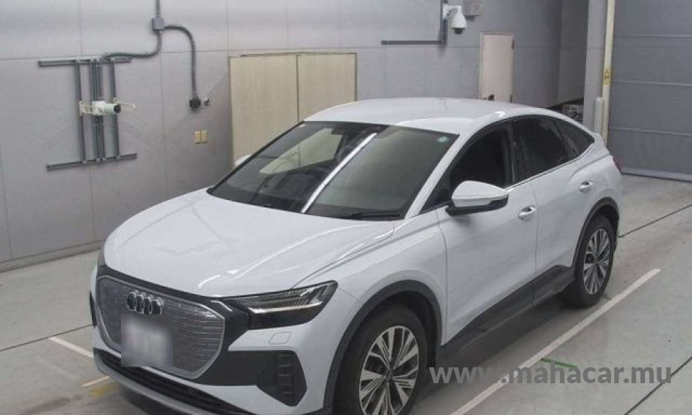 2024 AUDI Q4, White