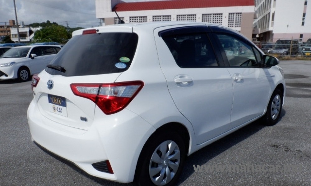 2019 Toyota VITZ HYBRID F photo 3