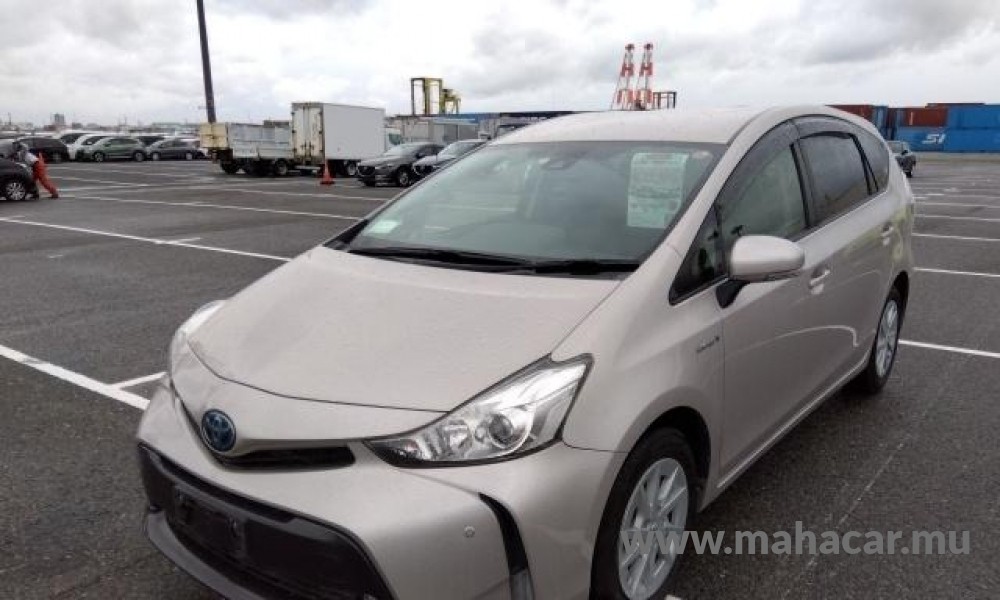 2020 Toyota Prius Alpha, Beige