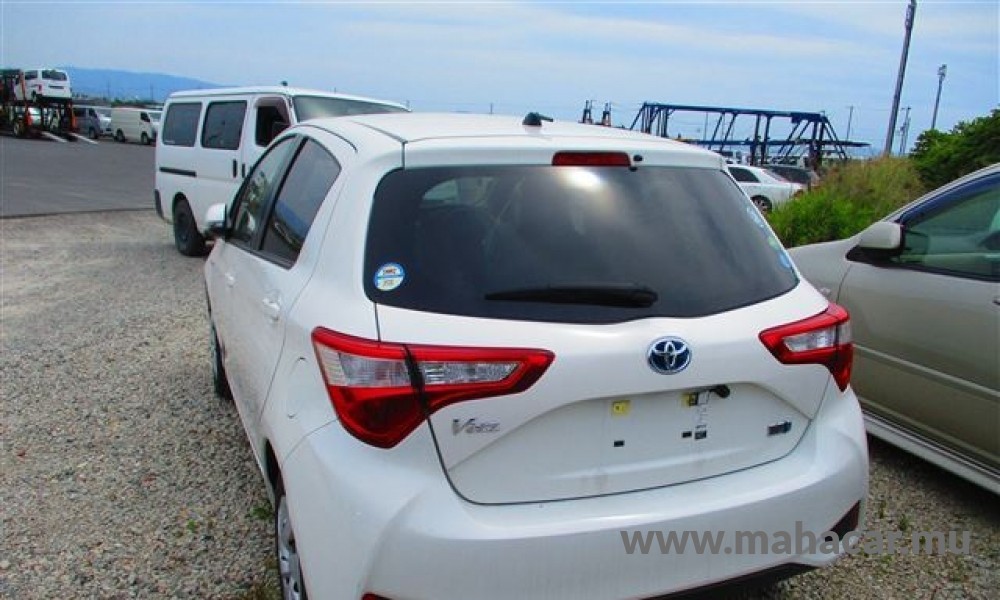 2020 Toyota VITZ HYBRID F photo 5