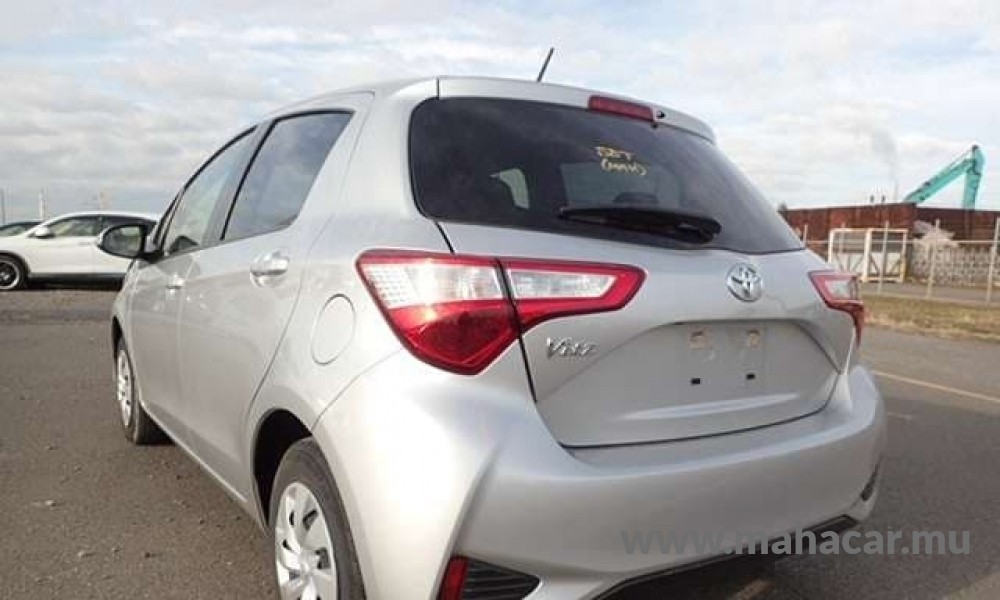 2019 Toyota Vitz photo 2