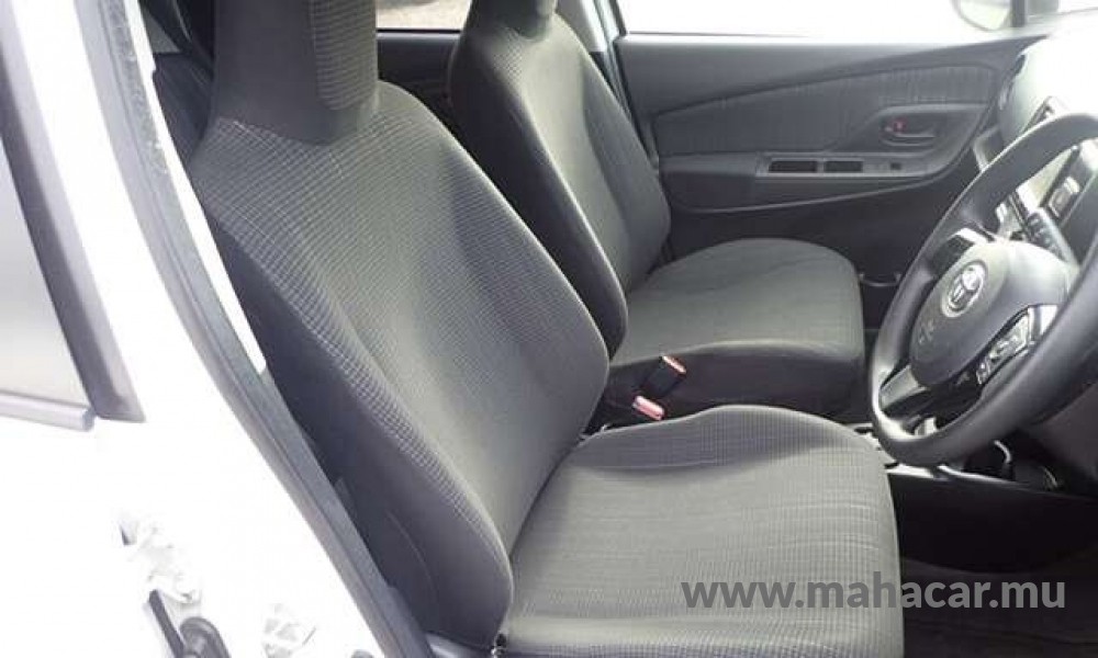 2019 Toyota VITZ HYBRID F photo 8