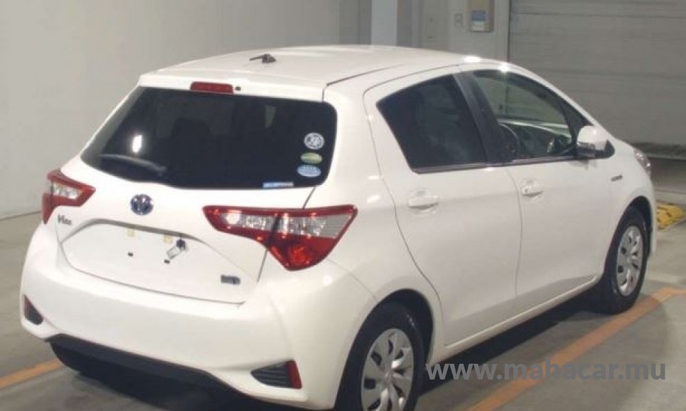 2020 Toyota VITZ HYBRID F photo 2