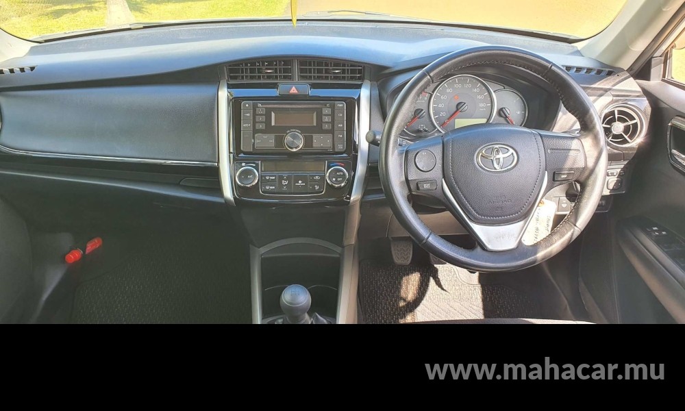 2018 Toyota Corolla Axio photo 2
