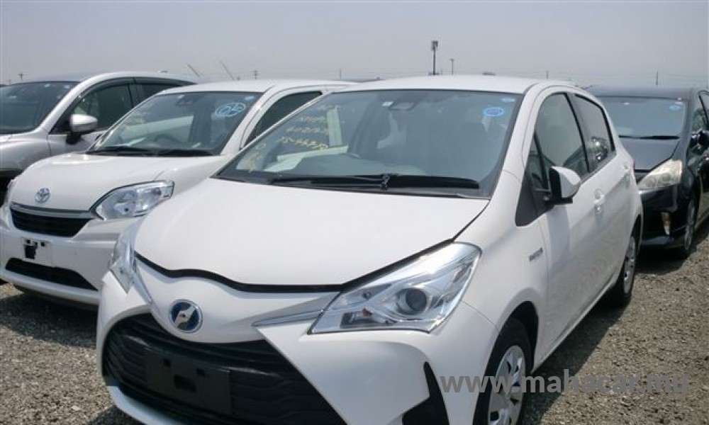 2020 Toyota VITZ HYBRID F, White