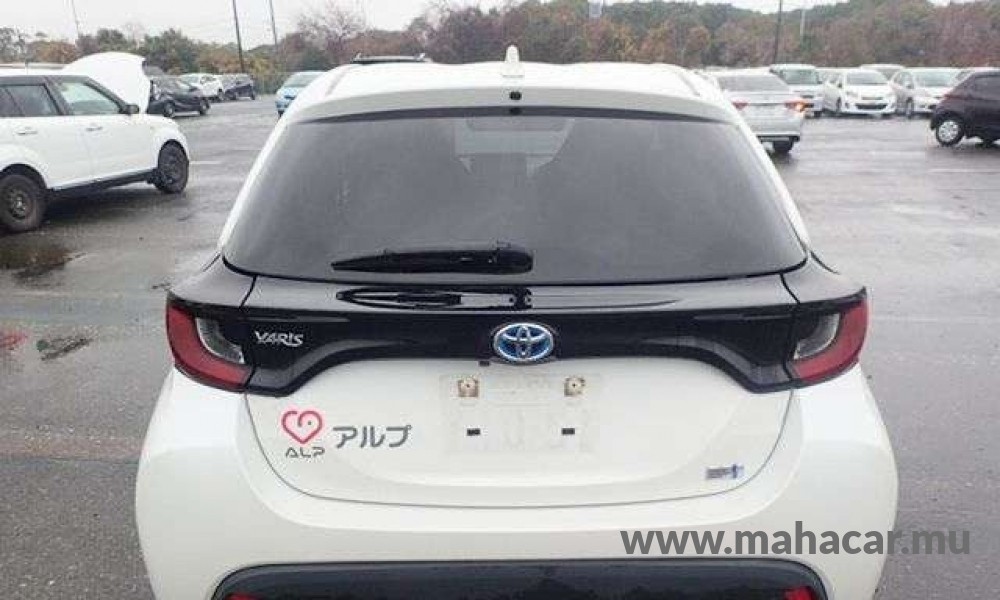 2022 Toyota Yaris Hybrid photo 3