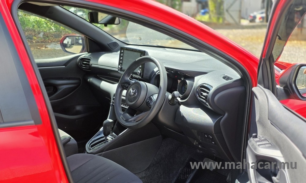 2022 Toyota Yaris Hybrid photo 3