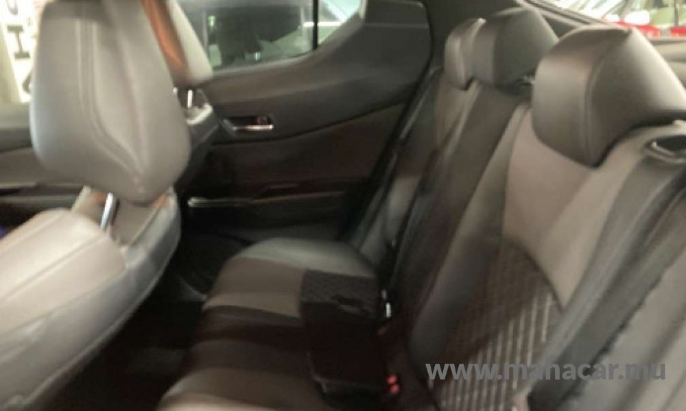 2020 Toyota CHR HYBRID photo 6