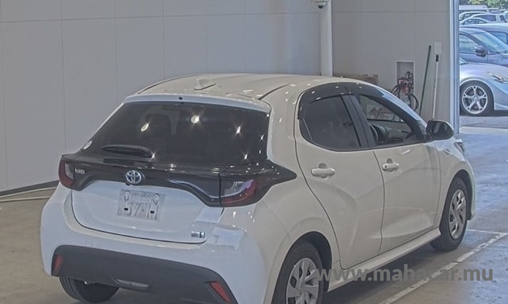 2022 Toyota Yaris Hybrid photo 2