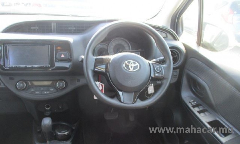 2020 Toyota VITZ HYBRID F photo 2