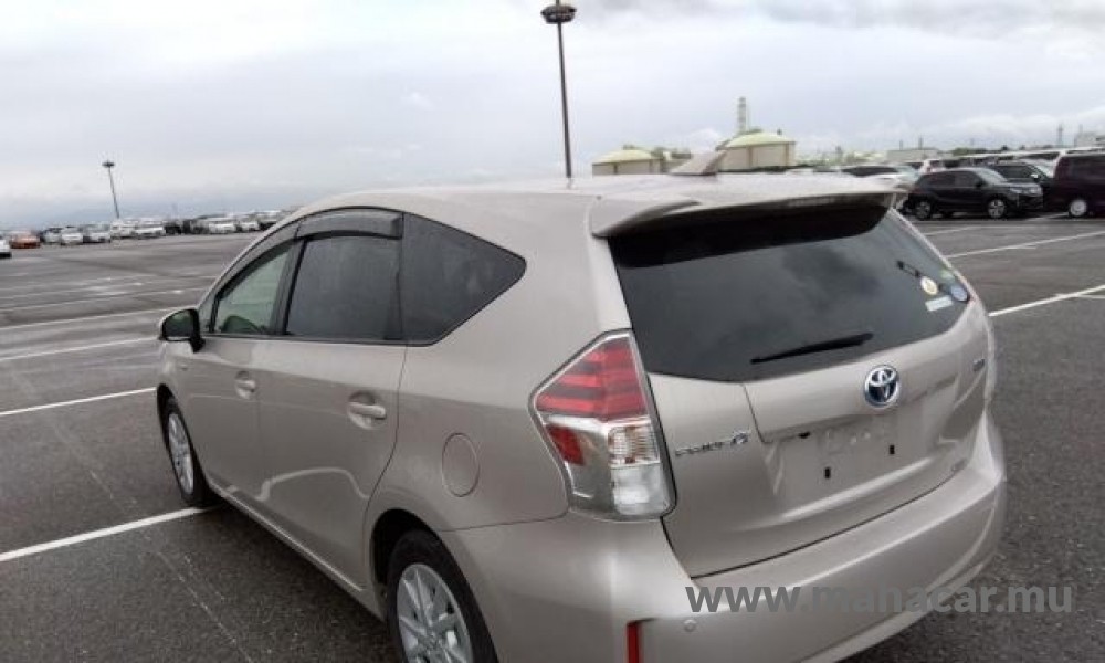 2020 Toyota Prius Alpha photo 3