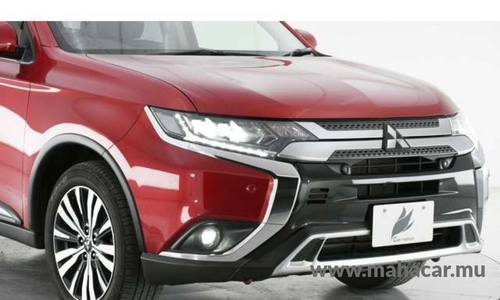 2020 Mitsubishi Outlander photo 3