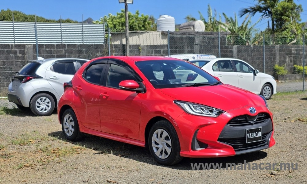 2022 Toyota Yaris Hybrid photo 2