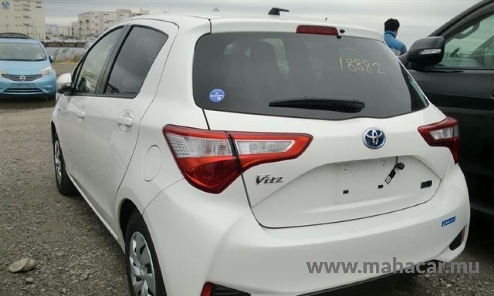 2019 Toyota VITZ HYBRID F photo 4