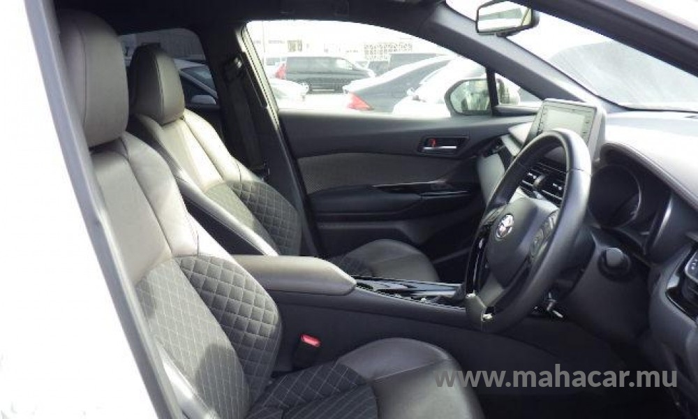 2020 Toyota CHR HYBRID photo 3