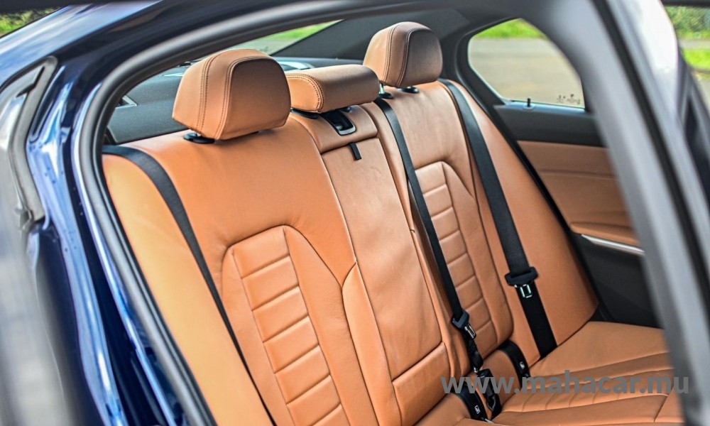 2019 BMW 330e photo 8