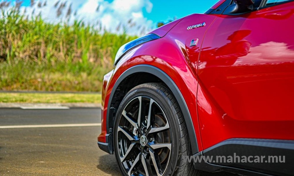 2019 Toyota CHR HYBRID photo 17