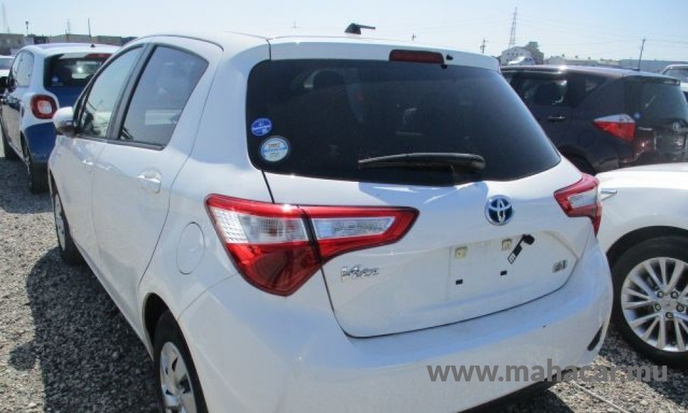 2020 Toyota VITZ HYBRID F photo 7