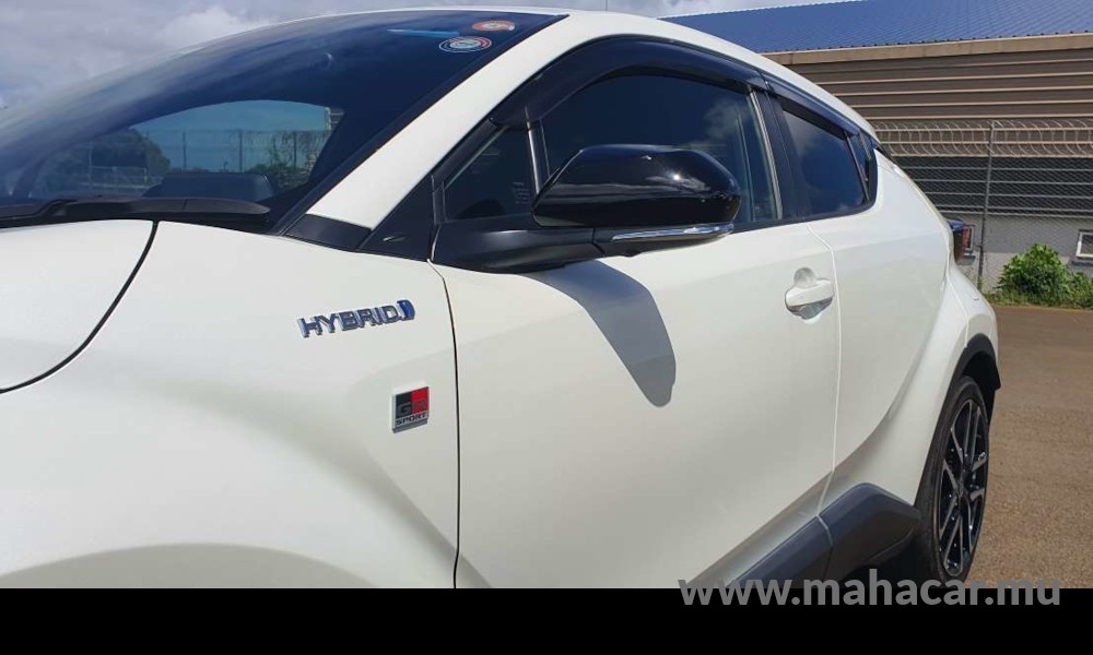2020 Toyota CHR HYBRID photo 2