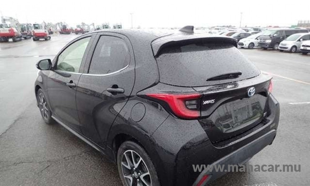 2022 Toyota Yaris Hybrid photo 2