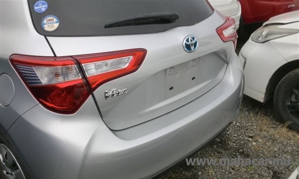 2019 Toyota VITZ HYBRID F photo 2