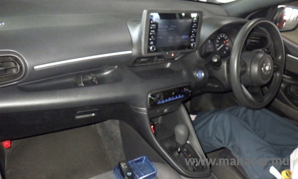 2021 Toyota Yaris Hybrid photo 3