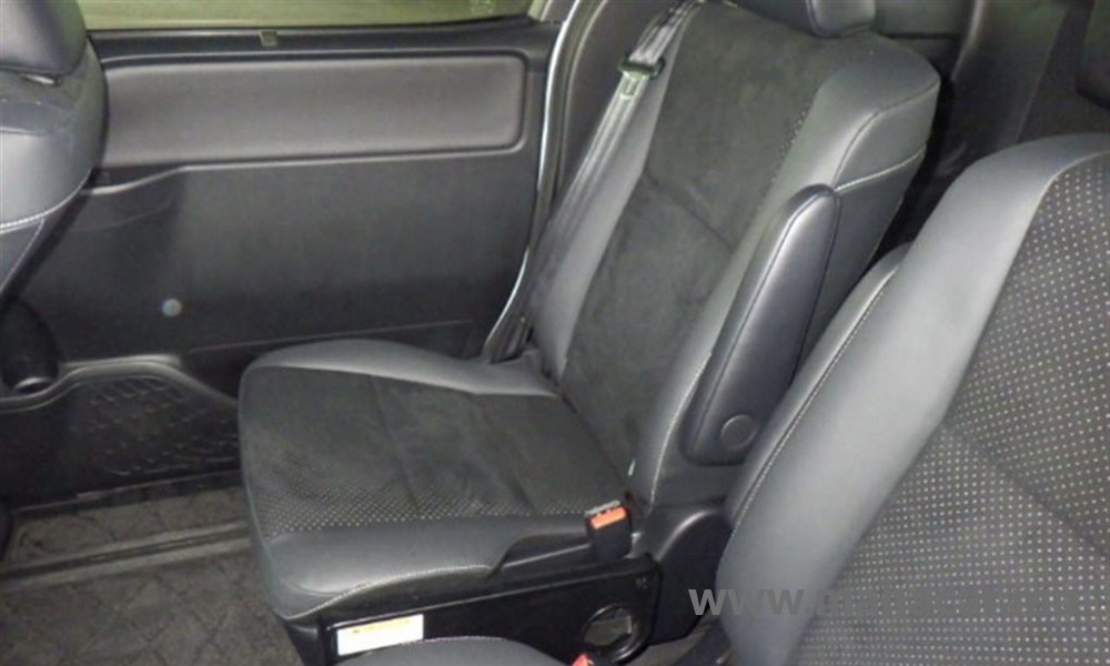 2021 Toyota VOXY photo 2