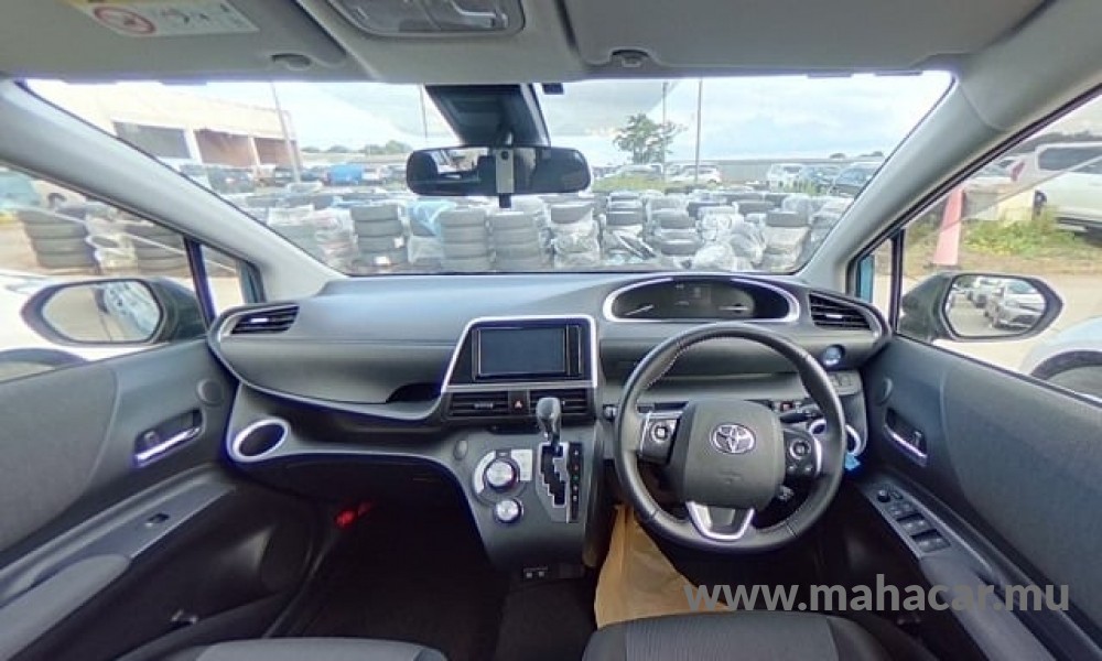 2022 Toyota Sienta Hybrid photo 6