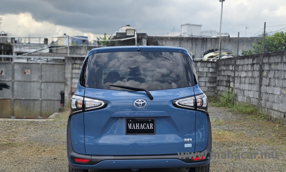2022 Toyota Sienta Hybrid photo 18