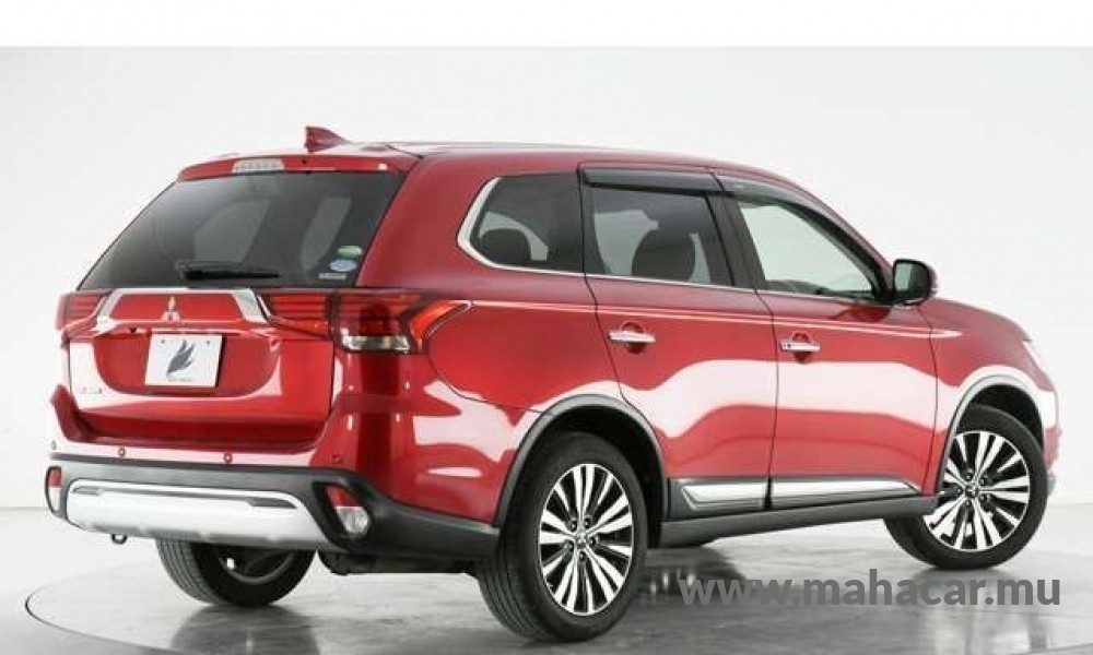 2020 Mitsubishi Outlander photo 2