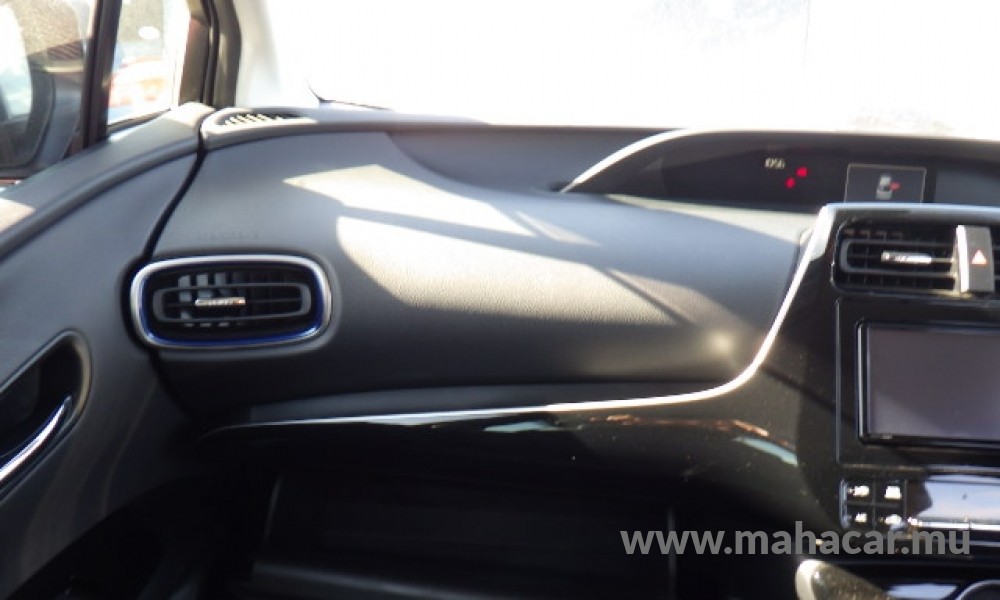 2020 Toyota PRIUS photo 7