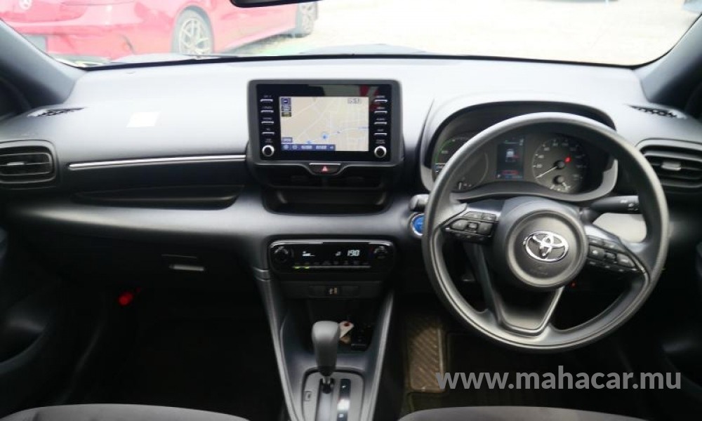 2023 Toyota Yaris Hybrid photo 3