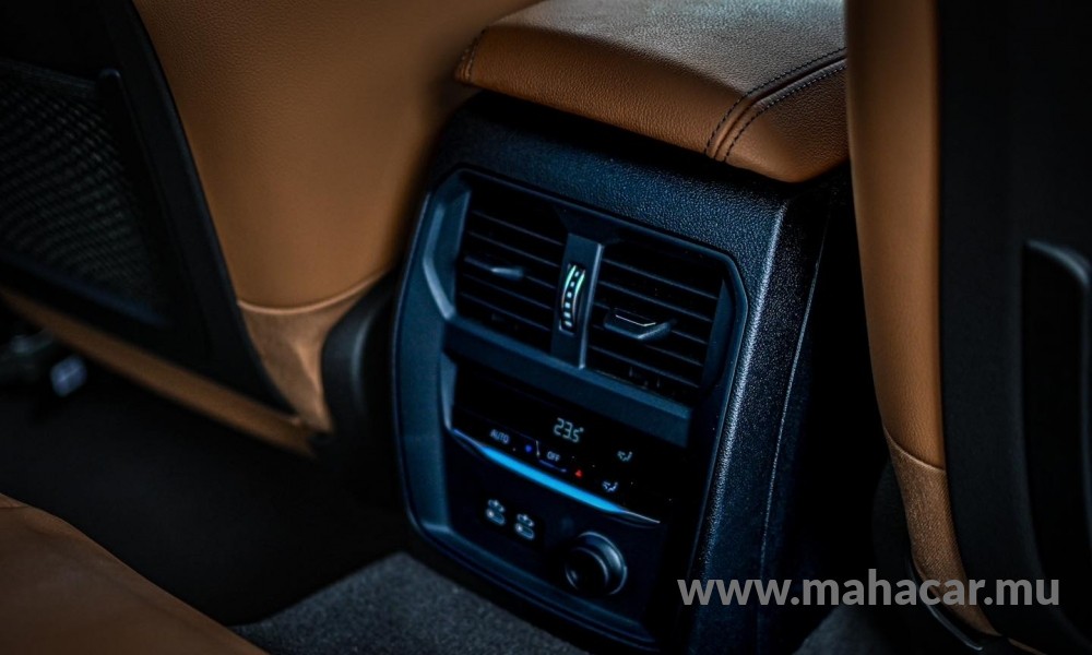 2019 BMW 330e photo 9