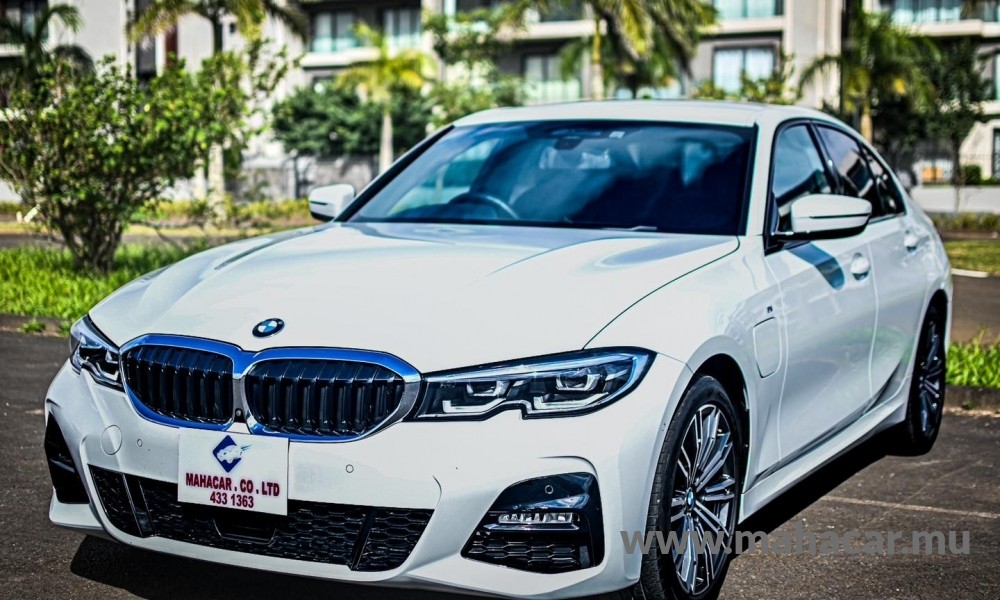 2019 BMW 330e photo 2