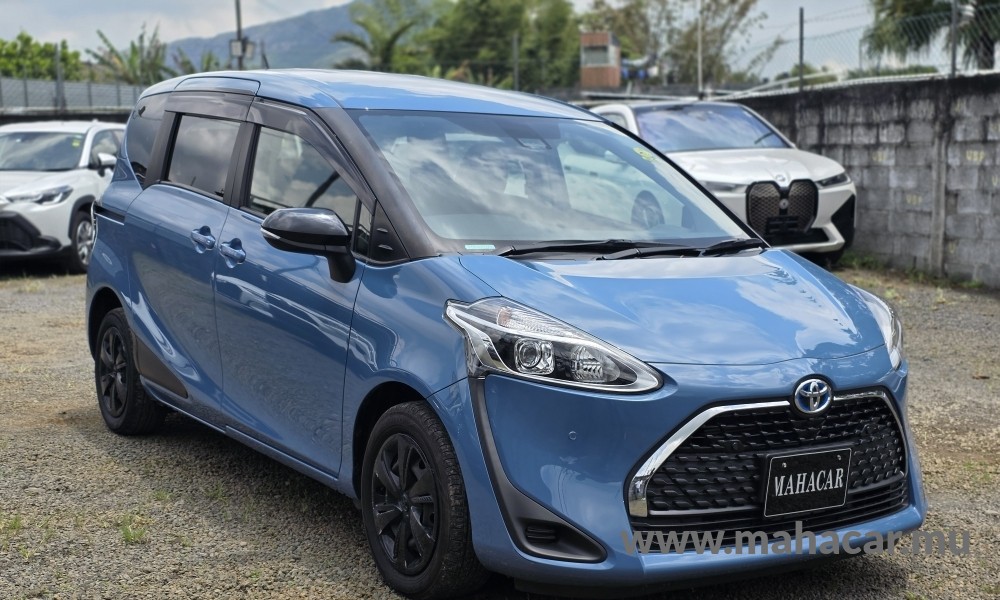 2022 Toyota Sienta Hybrid photo 2