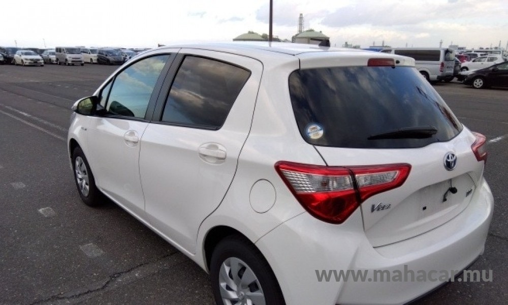 2019 Toyota VITZ HYBRID F photo 2