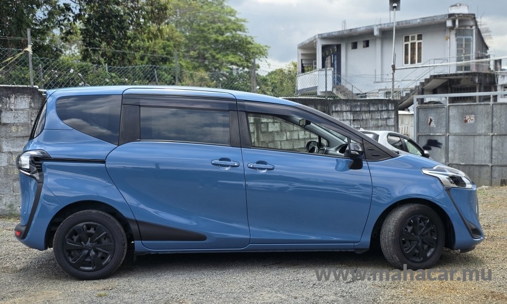 2022 Toyota Sienta Hybrid photo 3