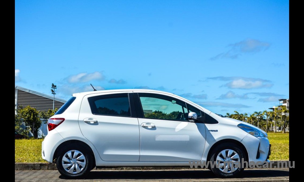 2018 Toyota VITZ HYBRID F photo 4